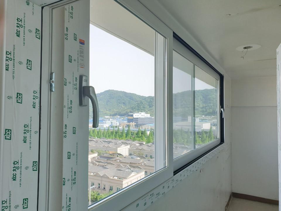 흰색 벽, 천장과 맞닿은 화이트 창호 프레임