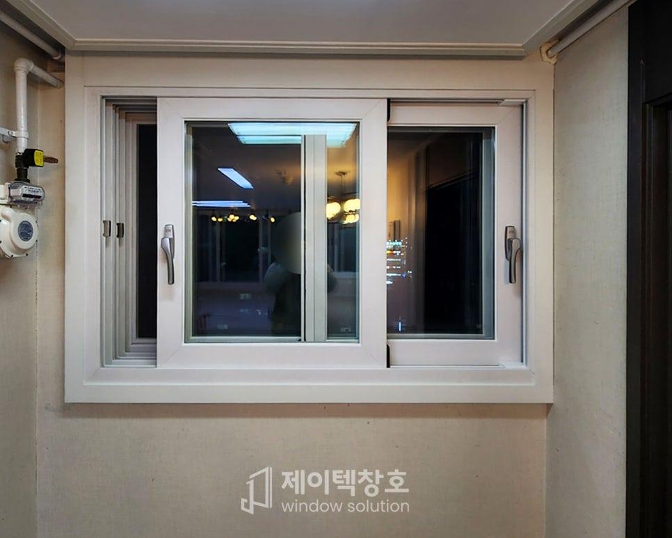 흰 벽과 깔끔하게 맞닿은 화이트 샷시 디테일