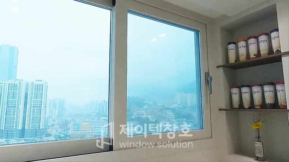 외부 풍경이 보이는 창호 프레임과 실내 선반의 모습