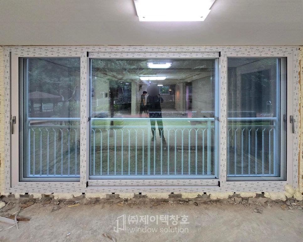 창호 설치를 위해 분주히 움직이던 공사 중인 거실