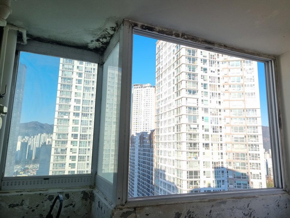 창호를 열어 외부 고층 건물이 보이는 풍경