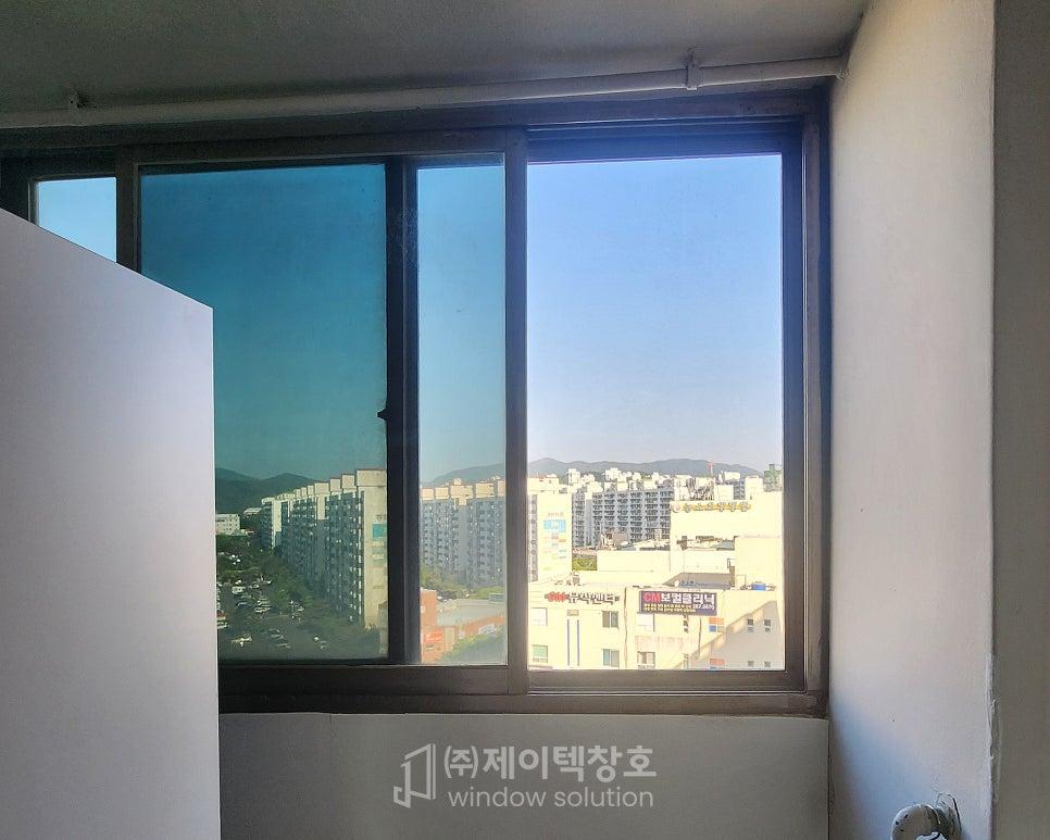 단열 패드와 실리콘으로 빈틈없이 마감 중인 현장