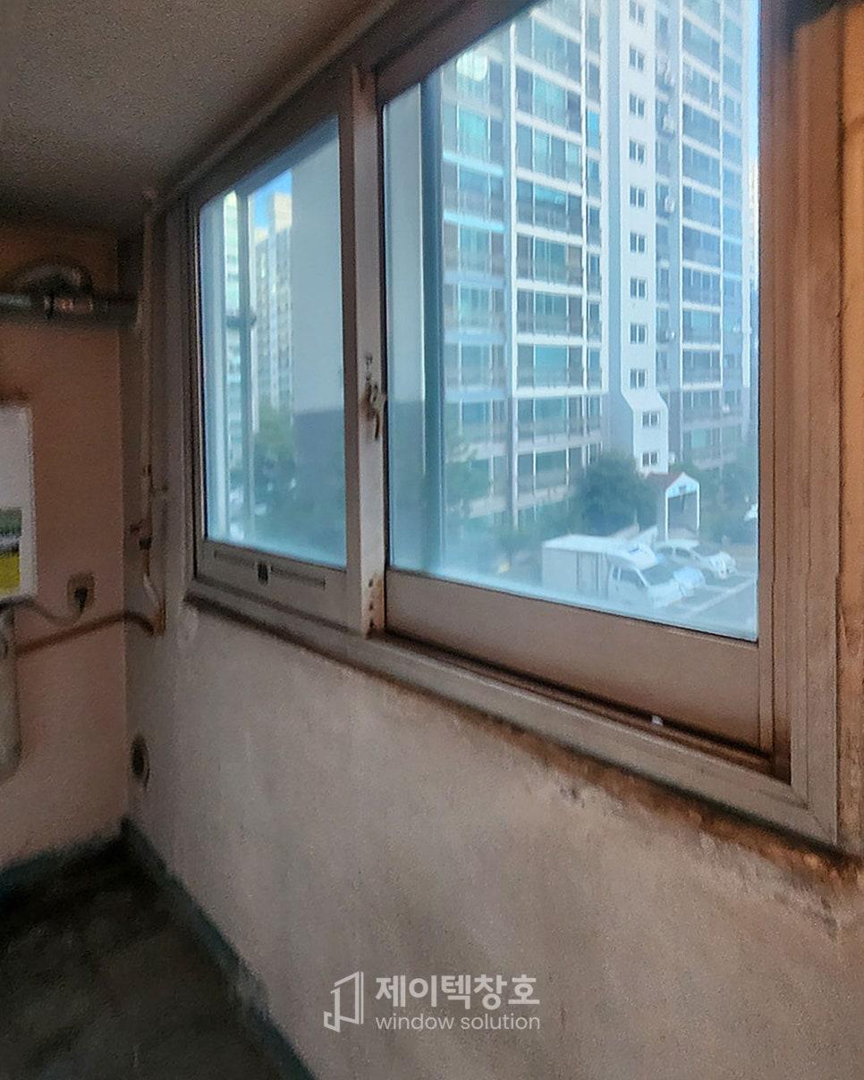 흙바닥 상태에서 진행된 작은방 창호 설치 과정