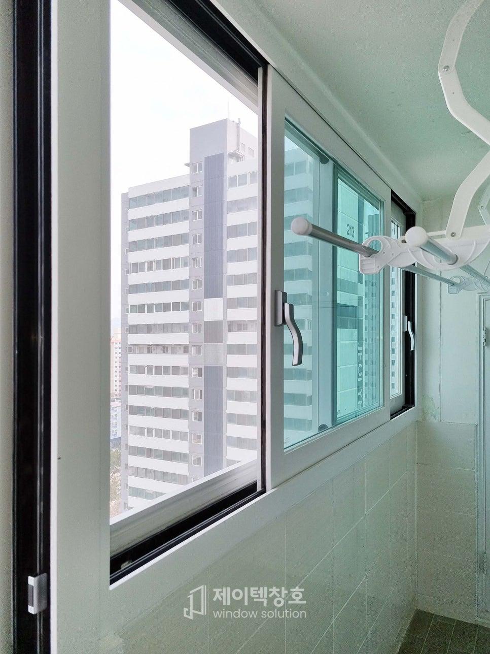 화이트 라인너와 손잡이가 설치된 베란다 창호