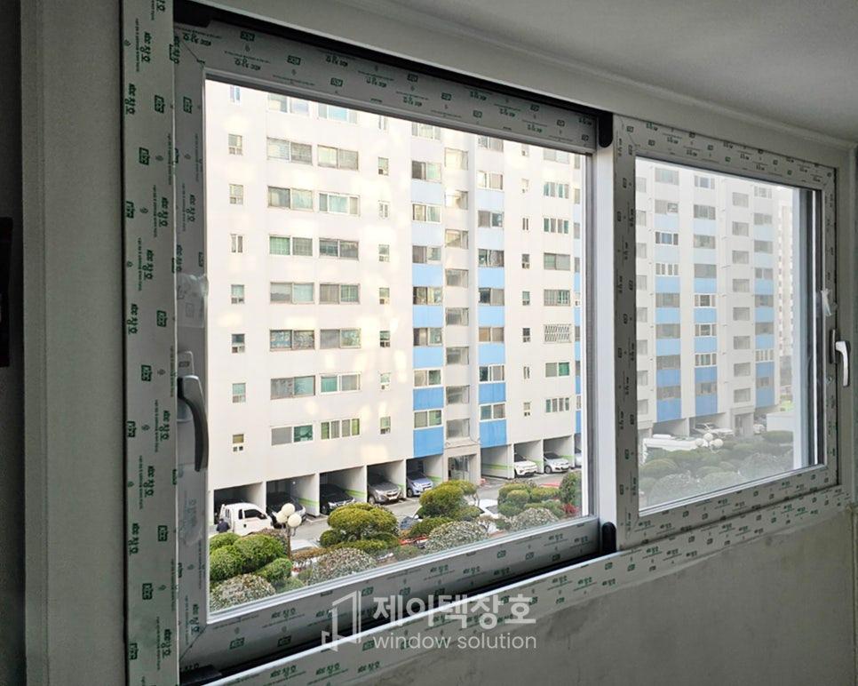 화이트 프레임이 주는 정갈한 창가 분위기