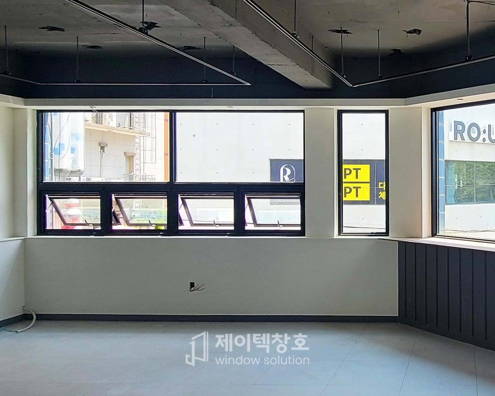프레임 설치 후 정돈되기 시작한 실내 벽면과 바닥
