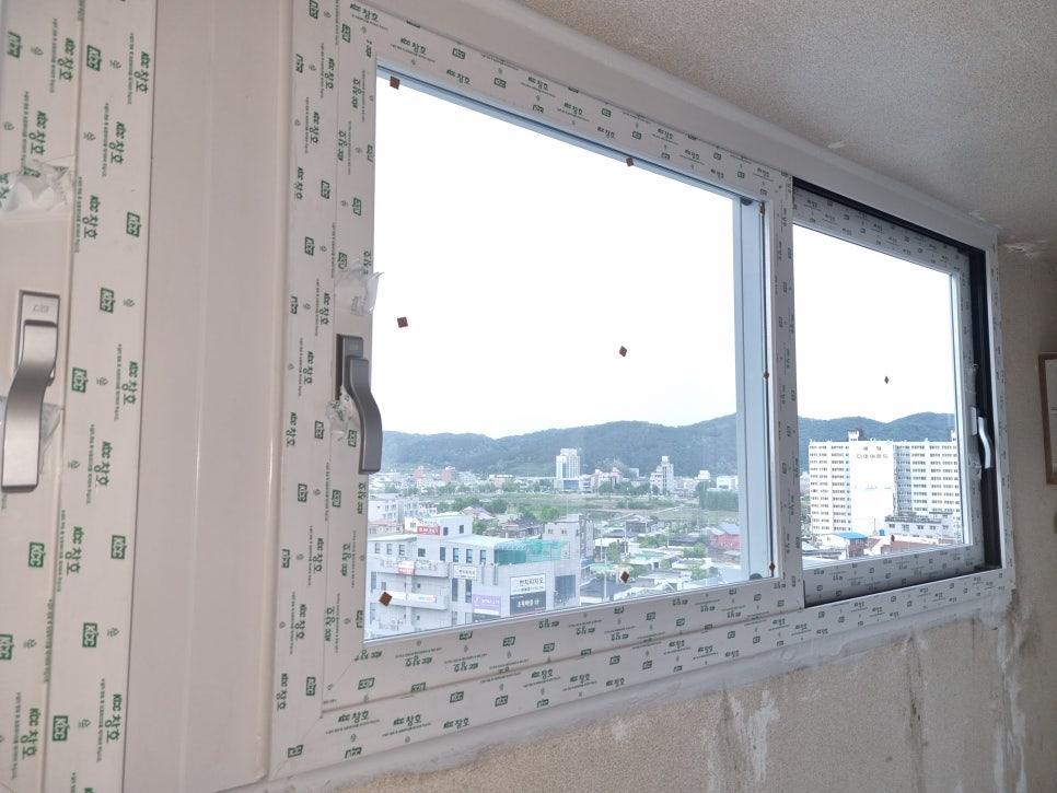 창호 프레임과 벽면의 접합부를 확인하는 근접 샷