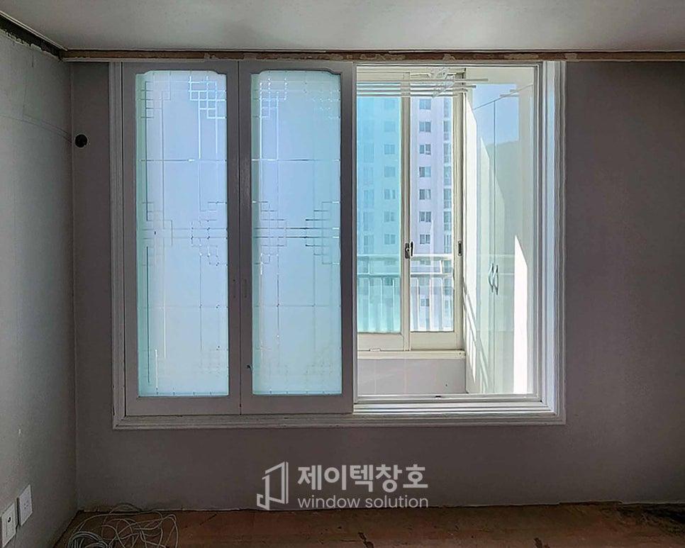 유리 패널과 슬라이딩 구조의 내창 설치 모습