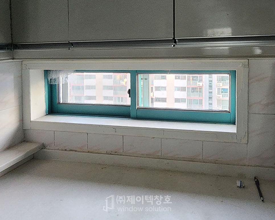 타일로 마감된 공간에 설치된 창호의 모습