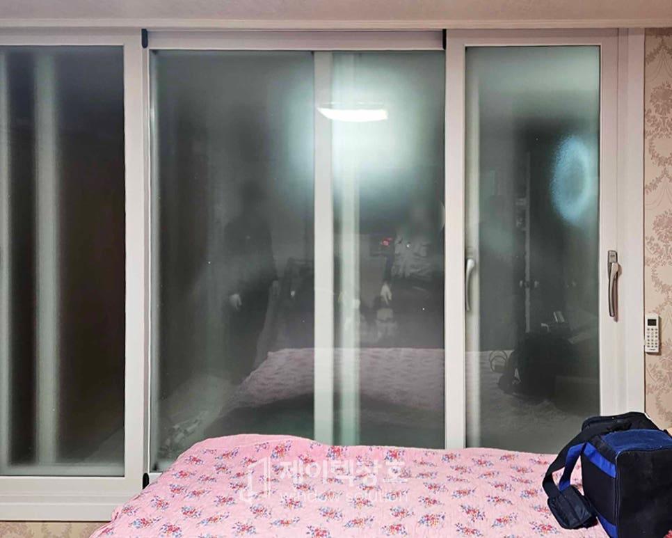 흰색 프레임 슬라이딩 창호와 하단 침대 시트
