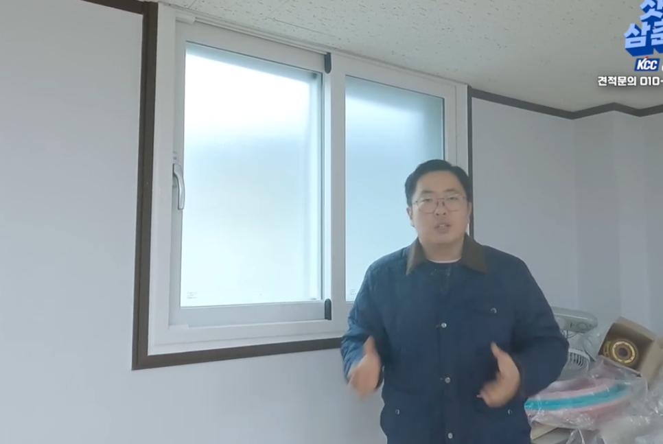 레일을 따라 이동하는 슬라이딩 창호와 흰색 천장
