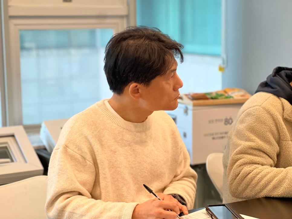 시공 장면과 휴대전화가 보이는 모습