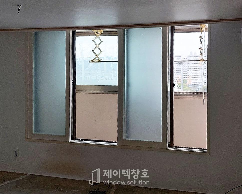 흰 벽면과 조화를 이루며 설치 중인 내창