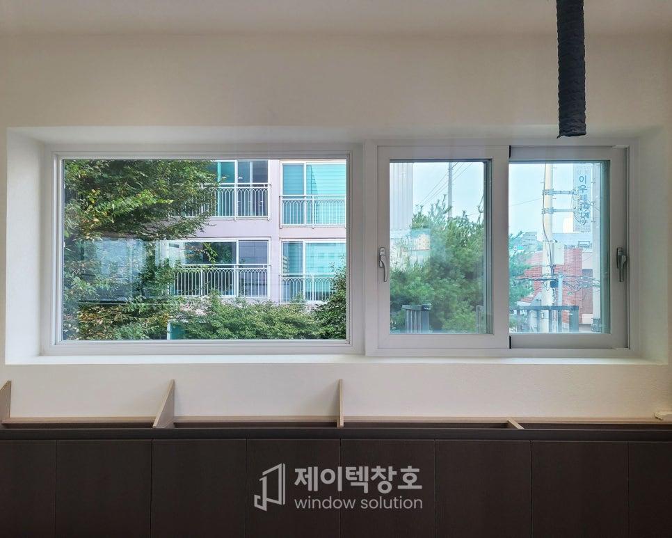 흰 벽과 우드톤 수납장이 배치된 창가