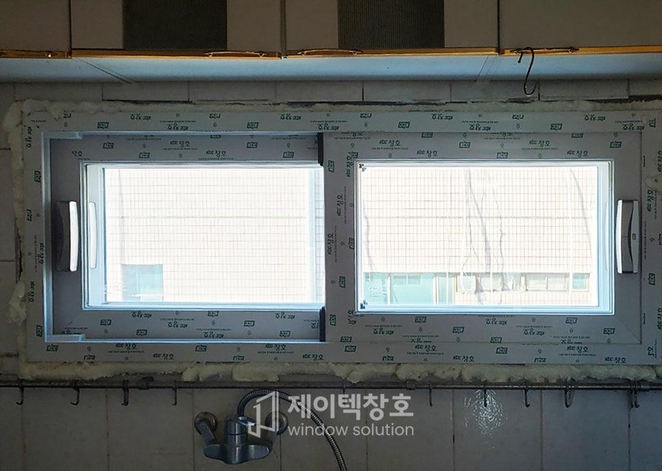 창호 프레임과 주변 마감재 접합부