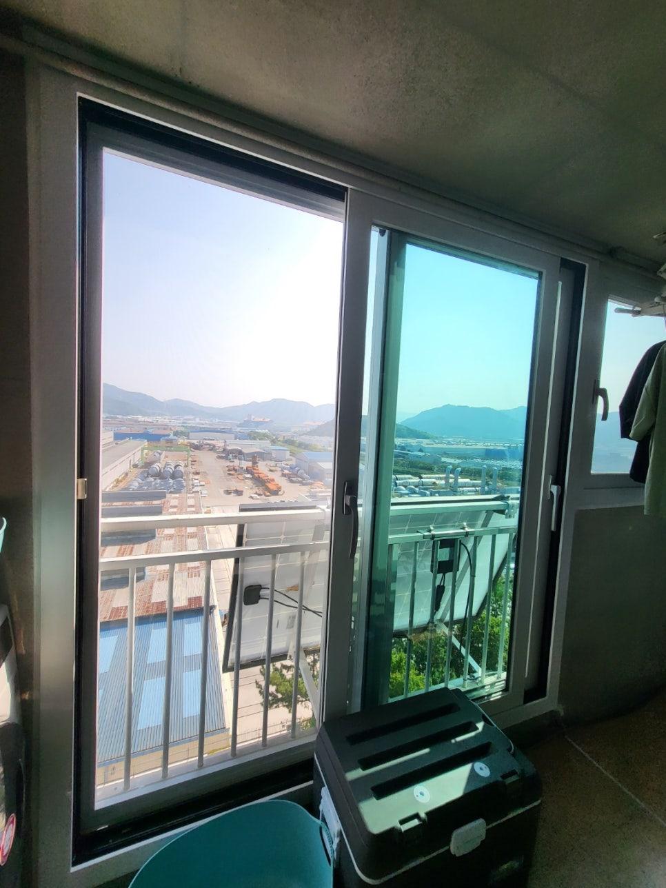 외부 풍경과 난간이 보이는 창문 근접 샷