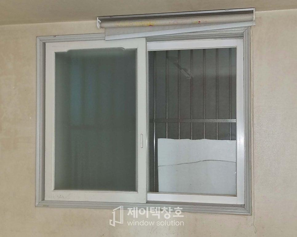 슬라이딩 창호와 상단 롤업 커튼 장치가 설치된 벽면