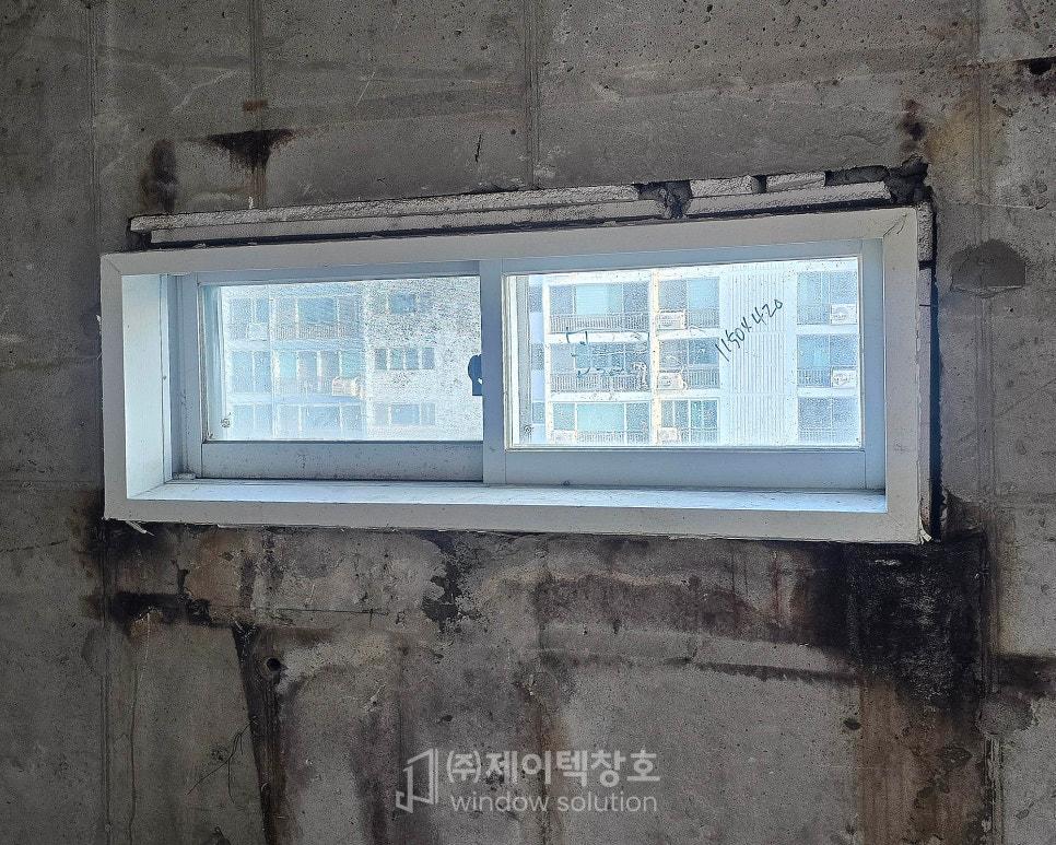 벽체에 견고하게 안착된 화이트 프레임
