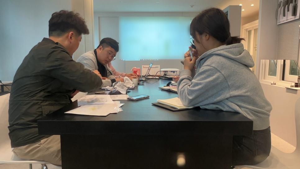 수공구와 태블릿, 휴대전화가 보이는 공간 전경