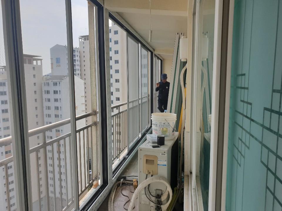 에어컨 설치 벽면과 창호 레일이 보이는 작업 현장