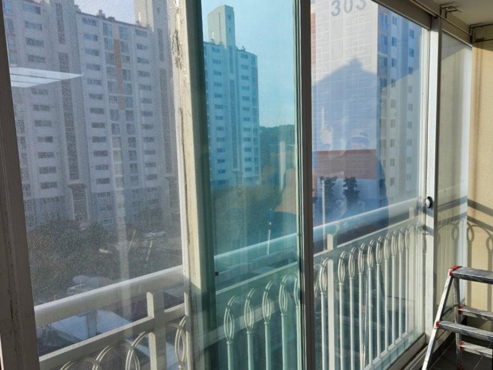 창호와 발코니 난간이 보이는 실내 공간
