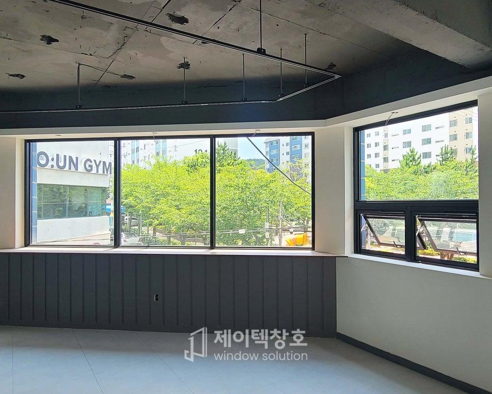 노출 천장과 큰 창문을 통해 보이는 외부 풍경