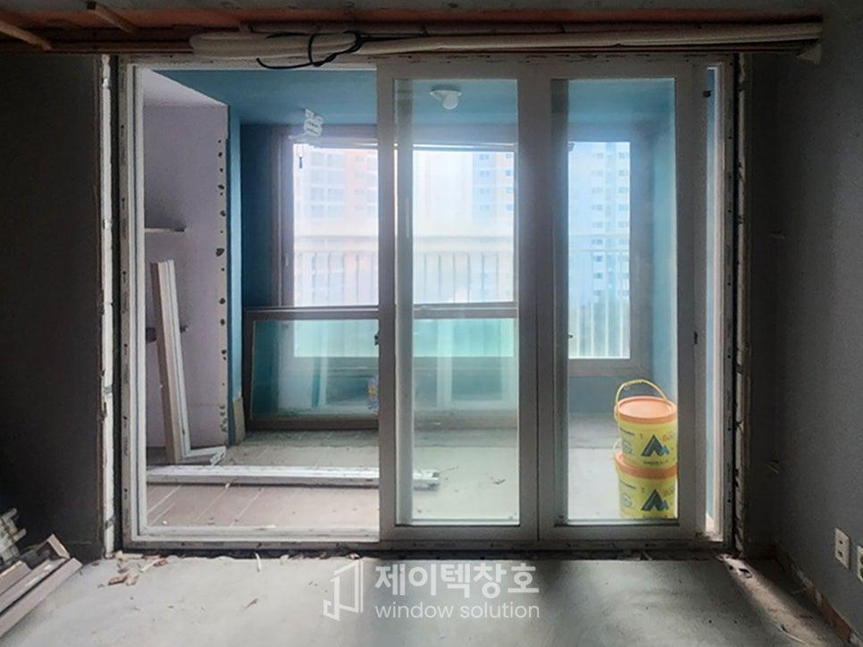투명한 유리창과 작업용 노란 통이 보이는 근접 모습