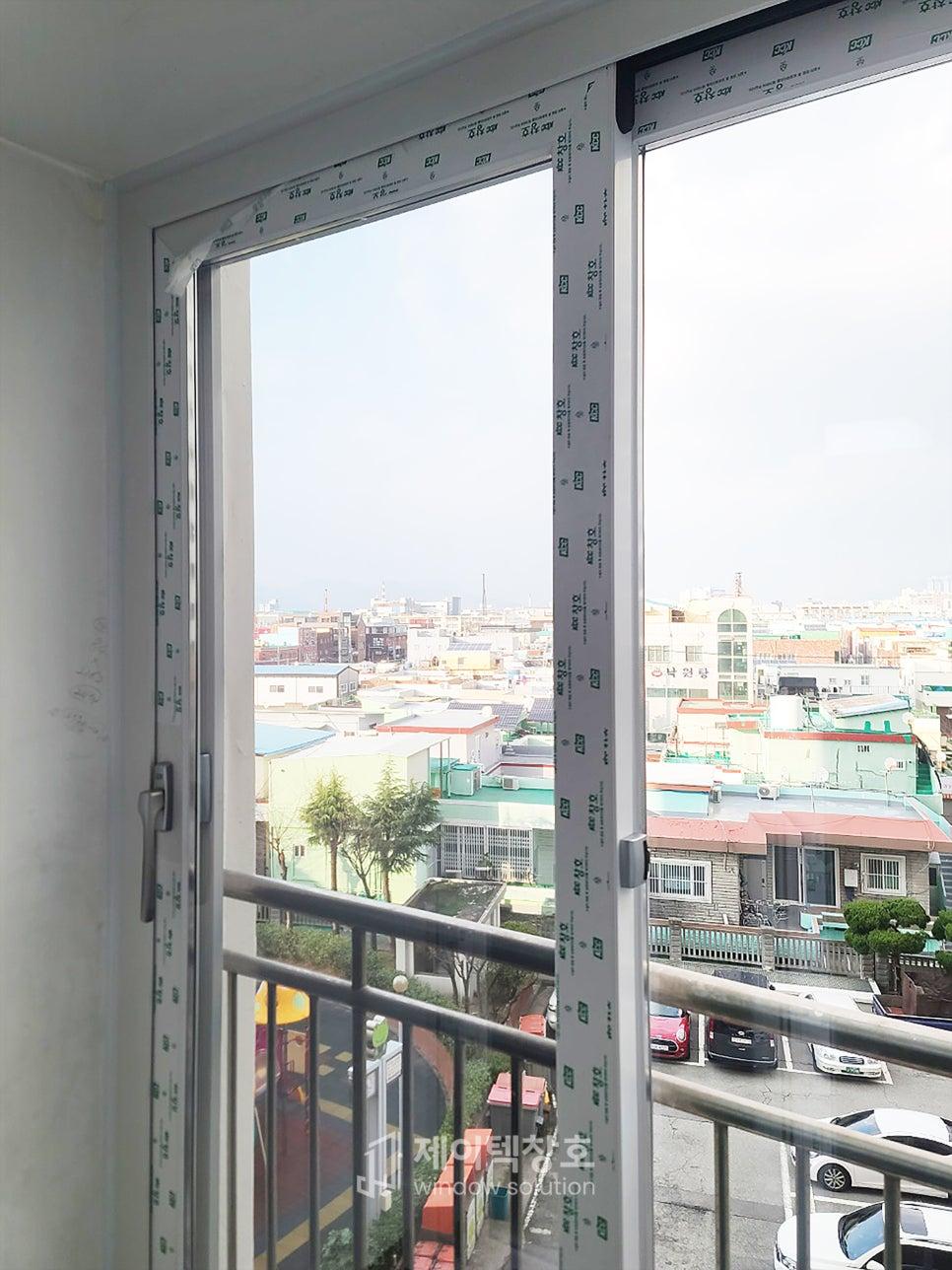 도시 풍경이 보이는 창호 프레임 근접 샷