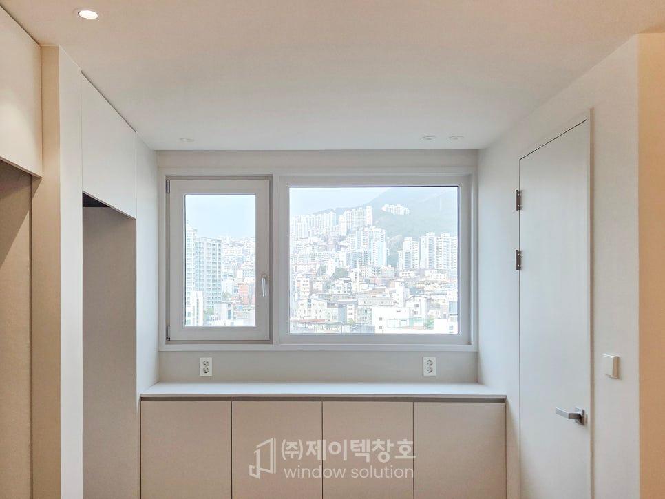 햇살 가득한 윈도우시트가 있는 아늑한 발코니