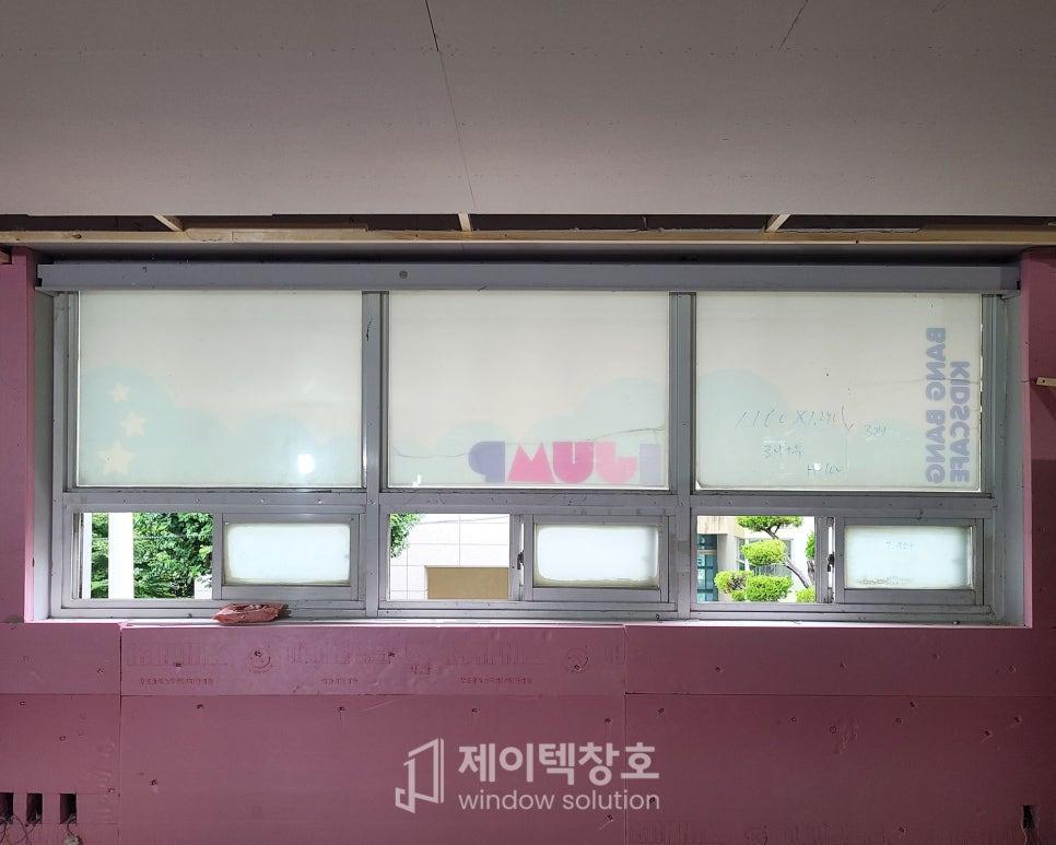 분할 창호와 투명 커튼이 있는 모습