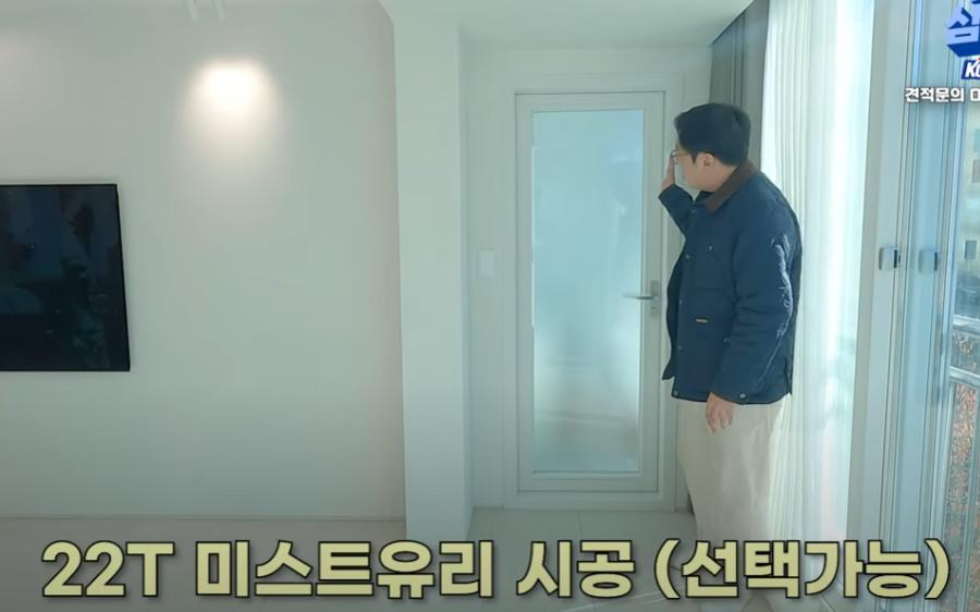 TV 벽면과 조명 라인이 잡힌 거실 시공 모습