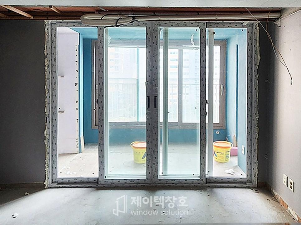 금속 프레임 창호가 설치된 파란 도장 벽면의 공간