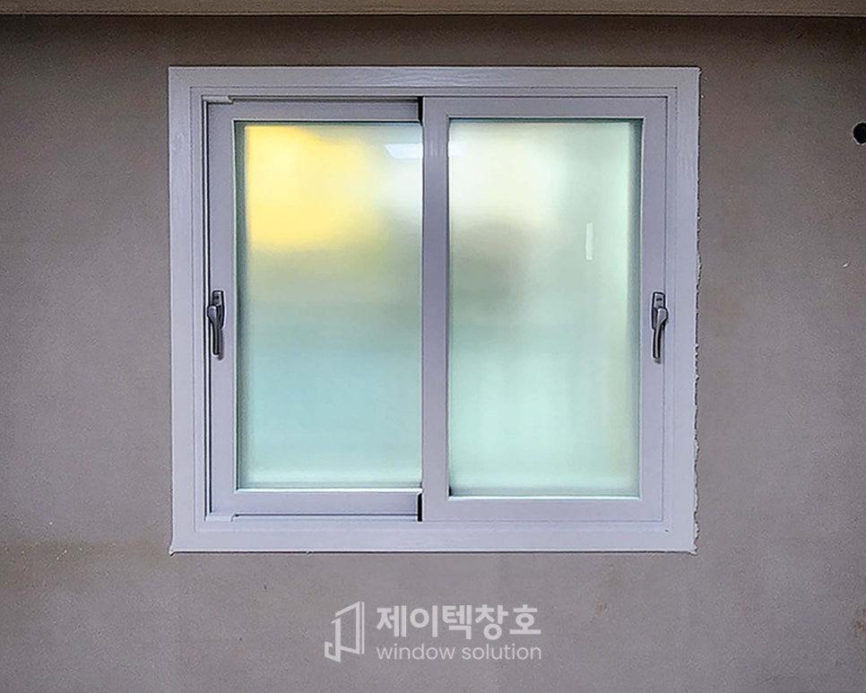 반사가 일어나는 매끄러운 유리 패널과 흰색 프레임
