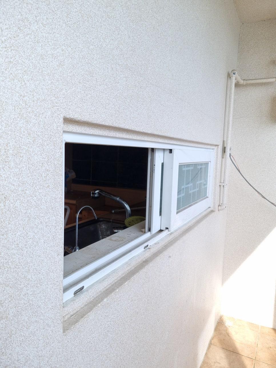 주방 싱크대가 보이는 흰색 프레임 교체 과정