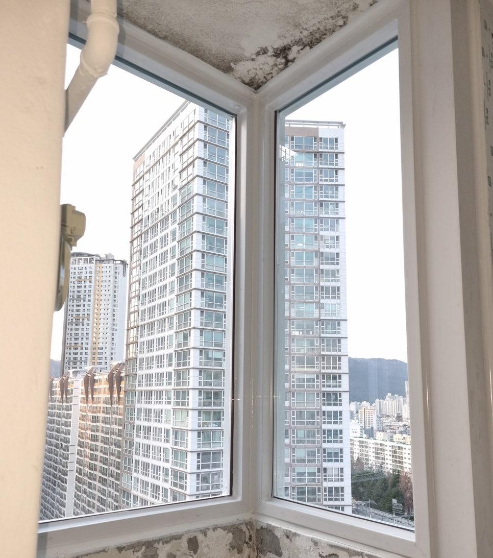 천장 마감이 되지 않은 상태의 창틀 설치 모습