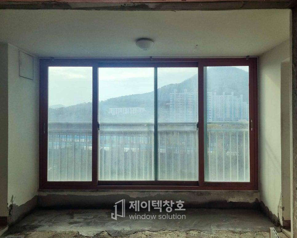 설치 중인 창호의 유리 패널과 하단 벽면 상태