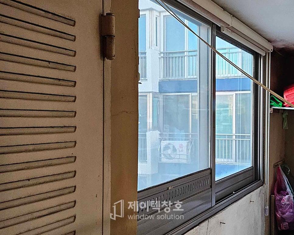 창문과 외부 건물 및 창호 부품 근접 모습