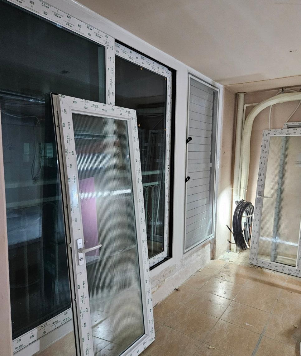 창호와 문이 순차적으로 설치되고 있는 실내 모습