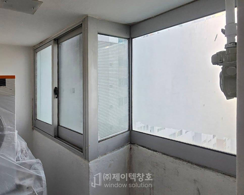 블라인드가 설치된 회색 슬라이딩 창문