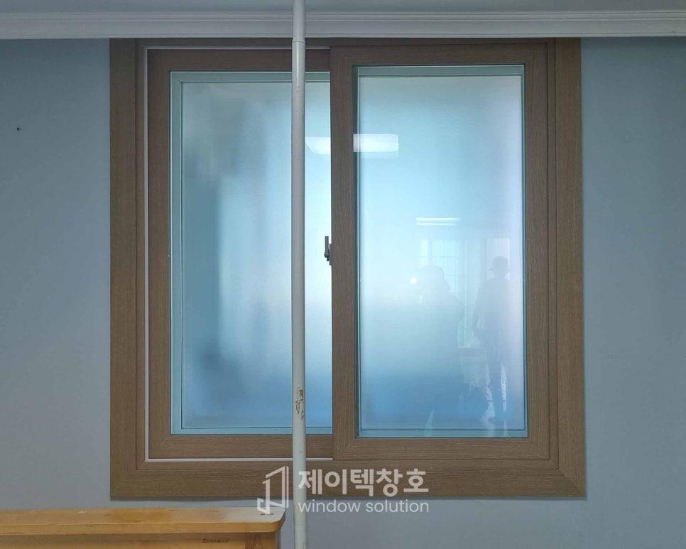 내부 방에 설치된 창호와 주변 가구