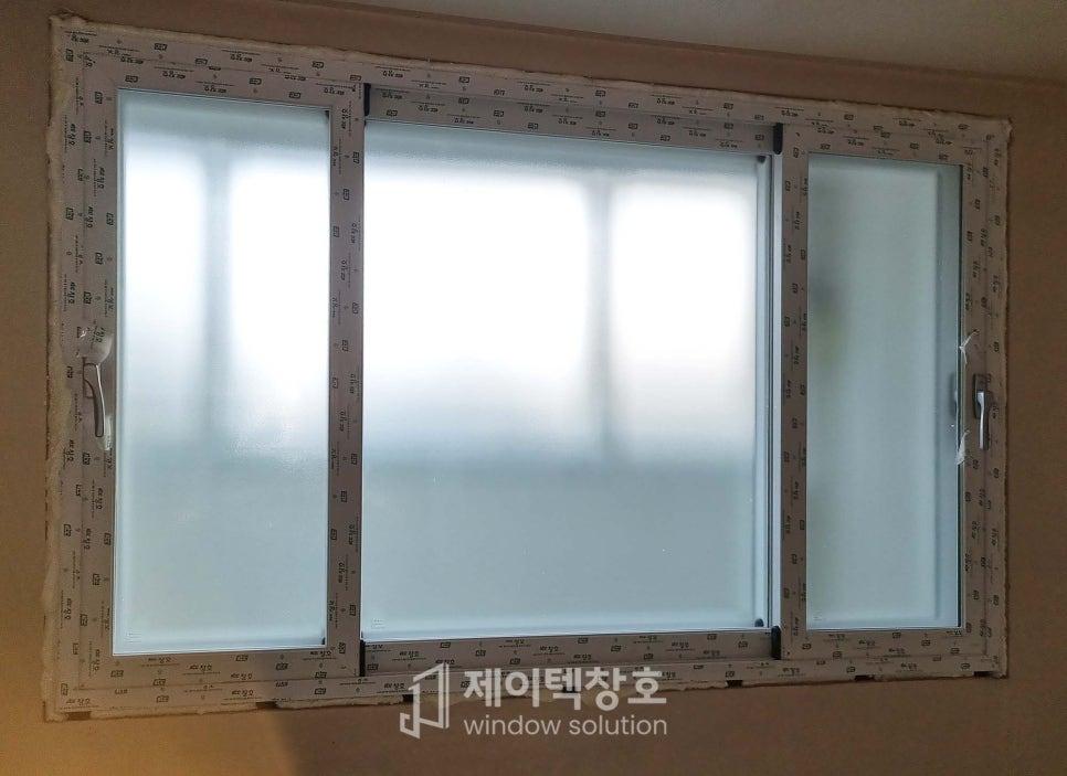 측정 표시 테이프가 붙은 프레임과 반투명한 유리 패널