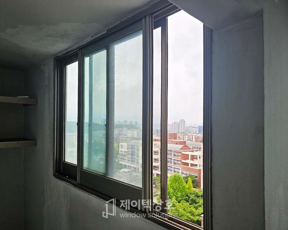 흰색 탄성코트 벽면과 대비되는 검은색 프레임 창호
