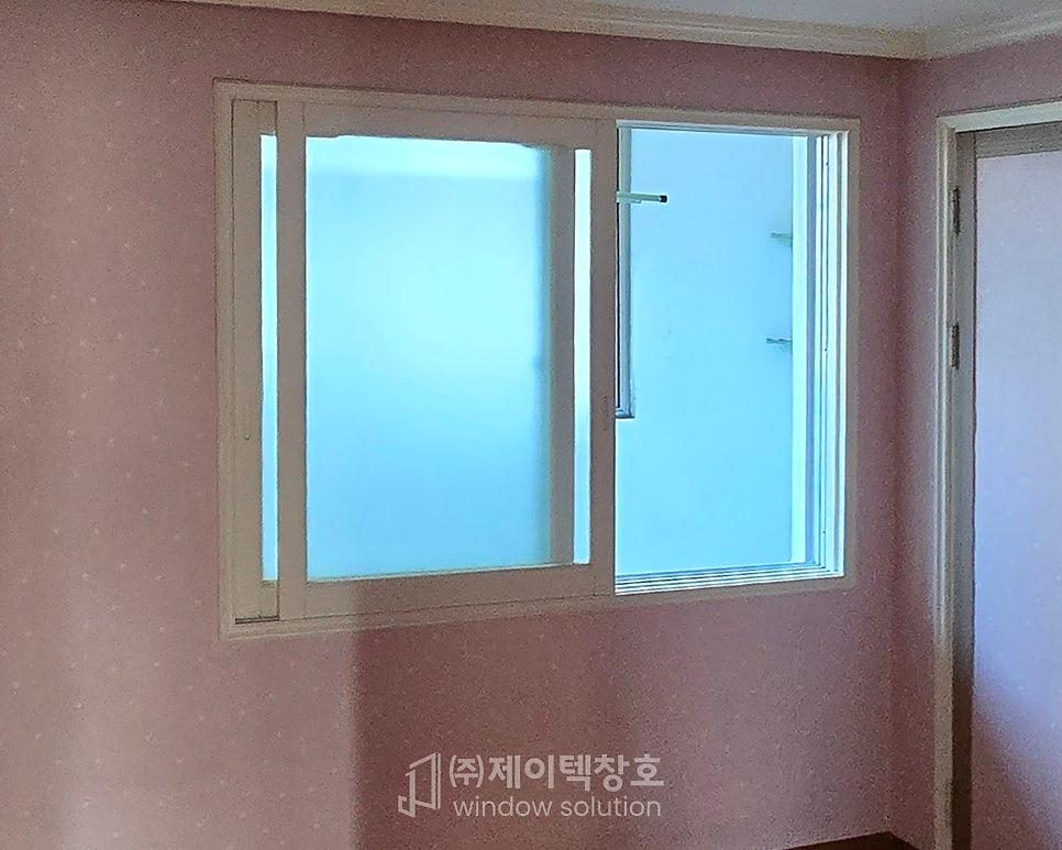 포근한 벽지와 화이트 프레임의 만남