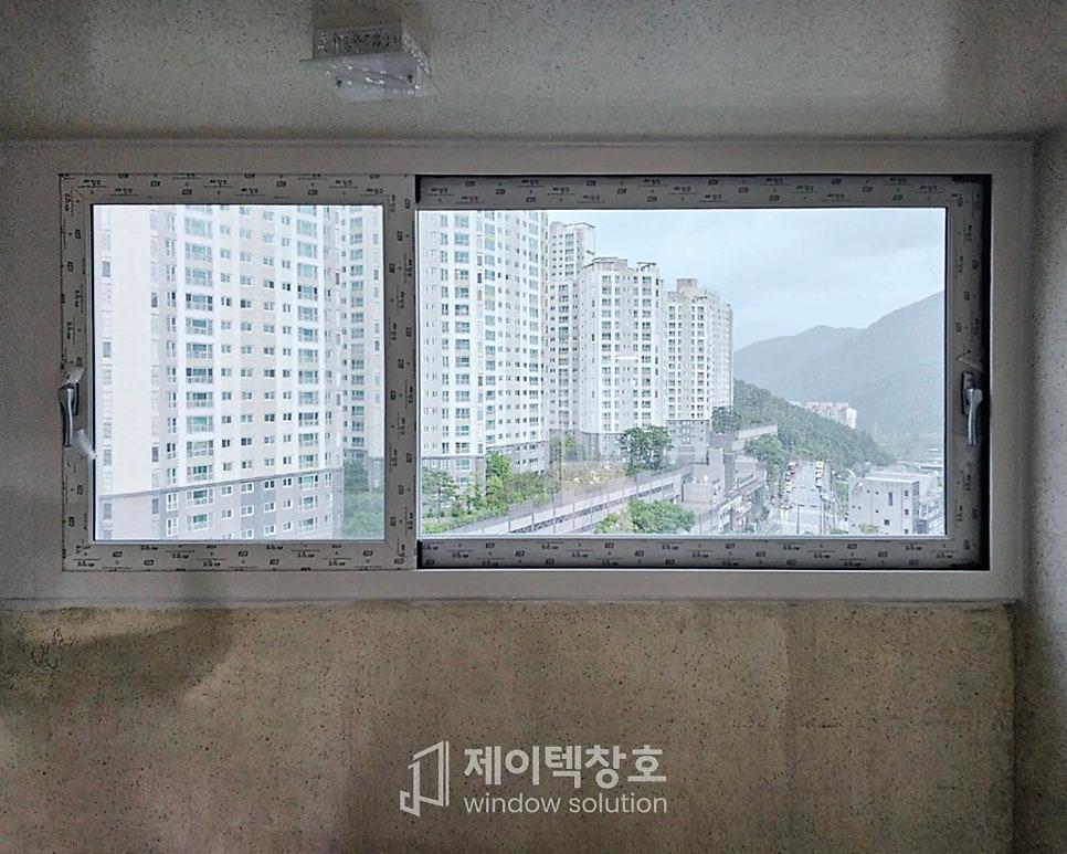 도로와 산이 내려다보이는 창호 근접 촬영분