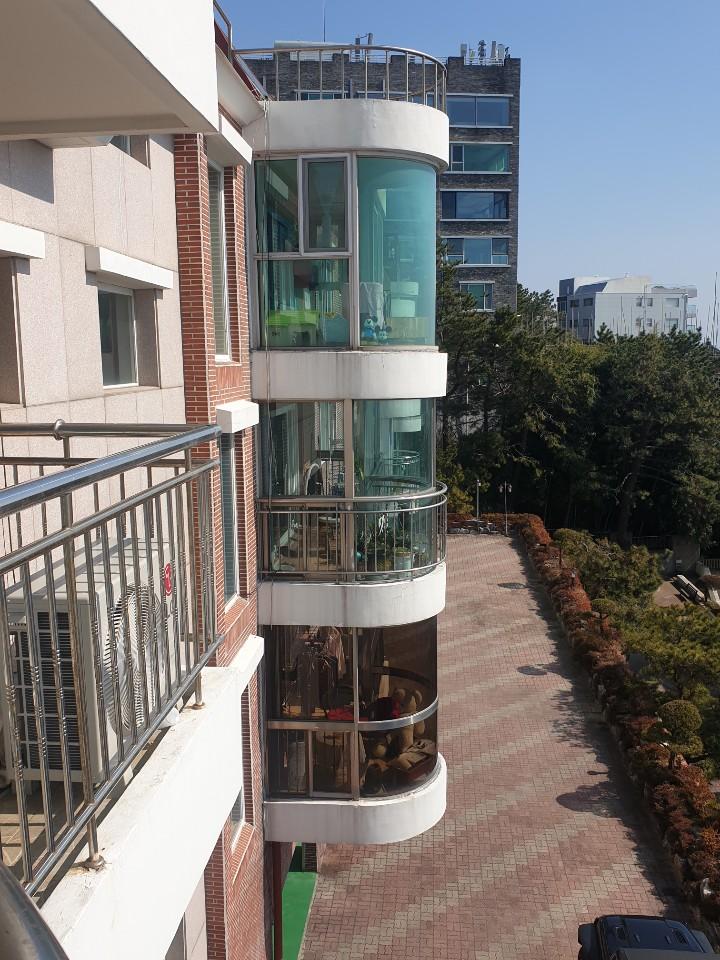 표면의 입자와 오염 상태를 확인하는 청소 현장