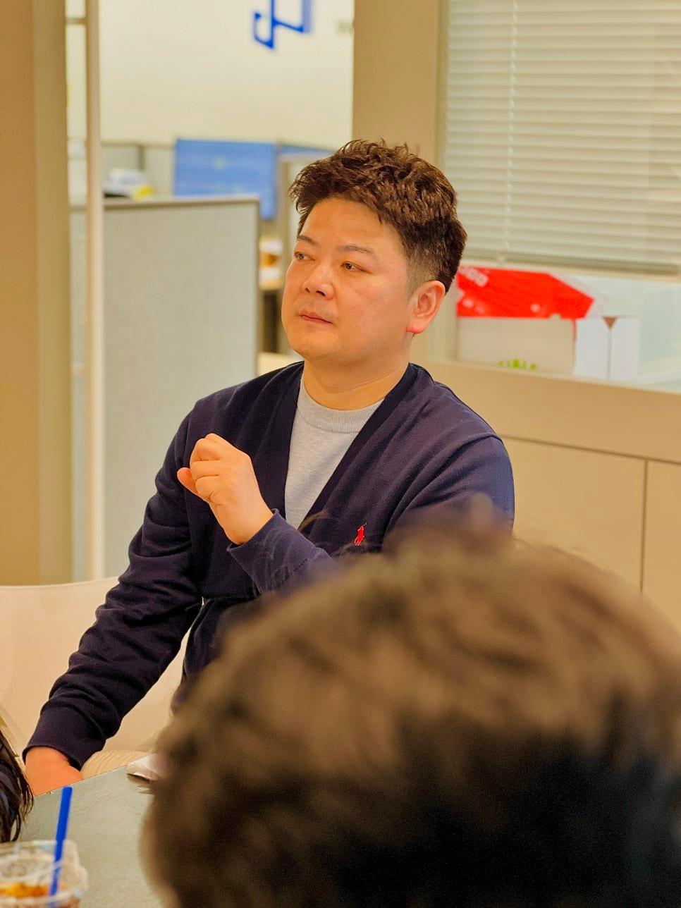 사무용 가구와 포스터가 보이는 사무실 내부