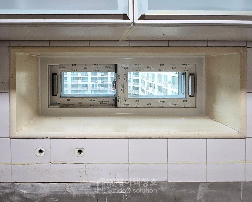 외풍 차단을 위해 꼼꼼히 작업 중인 과정
