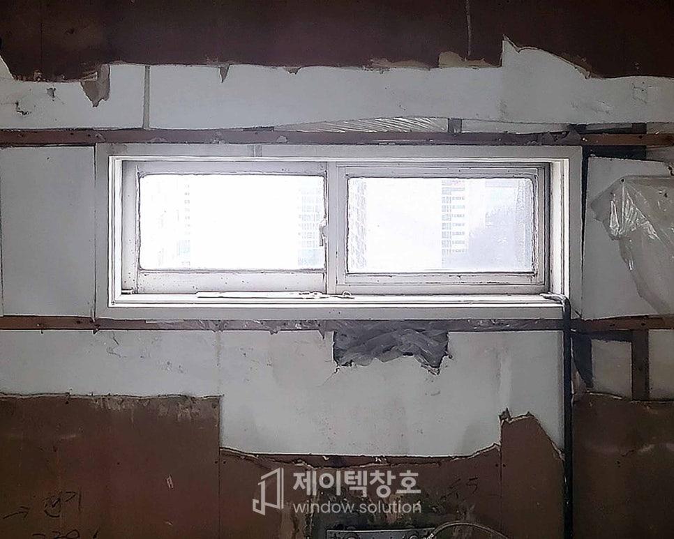벽면이 벗겨진 상태에서 노출된 창호 프레임