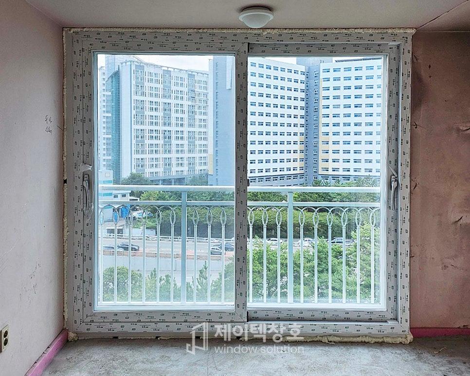 벽체와 밀착되어 설치된 창호 프레임의 디테일