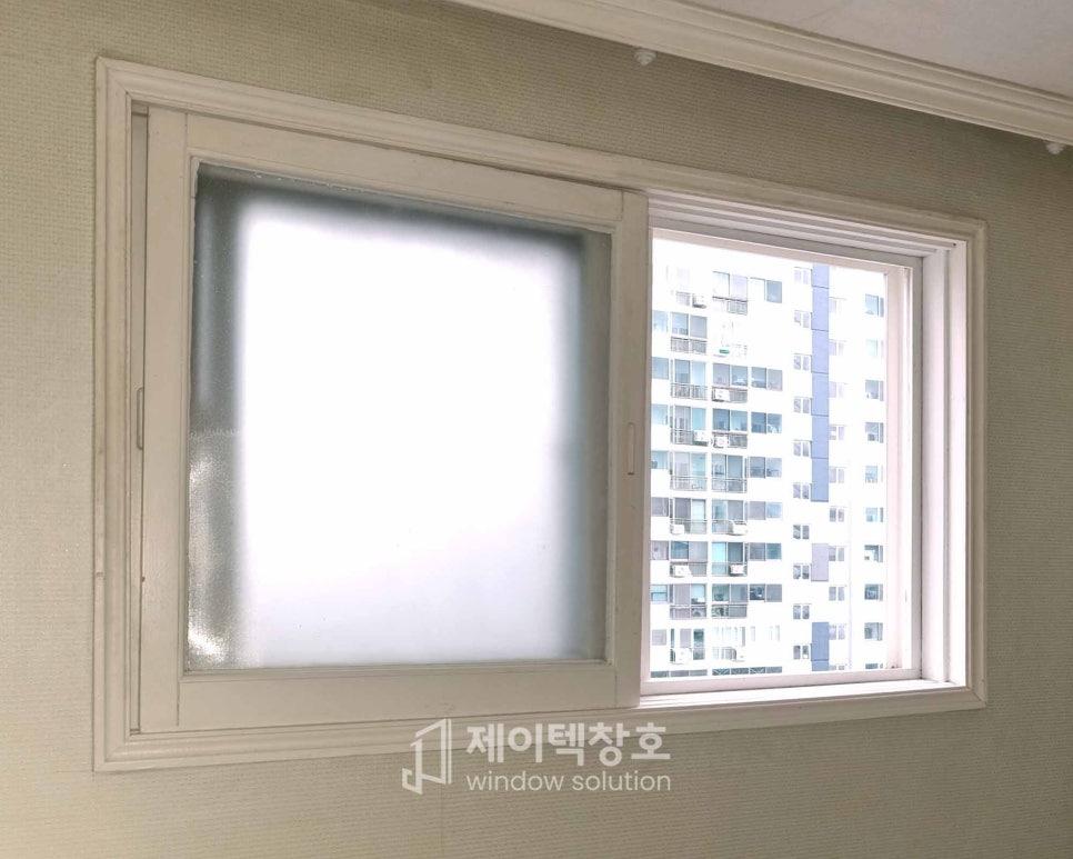 실내 벽면과 맞닿은 창호 프레임 근접 샷